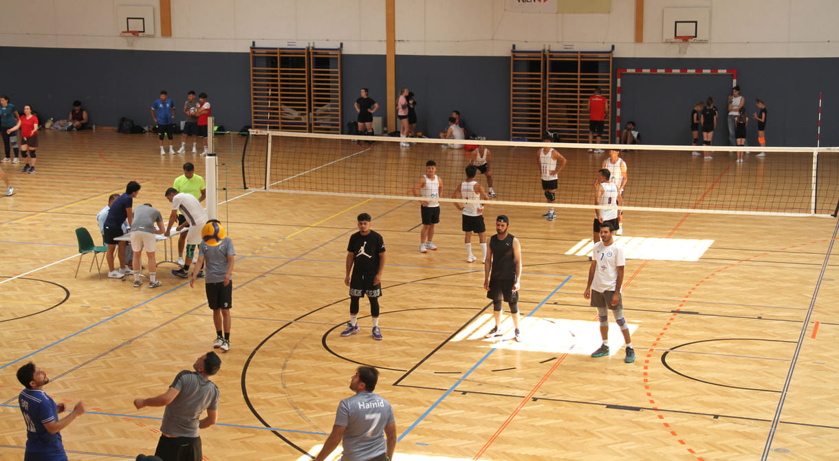 Gleichzeitig viele Volleyball-Spiele in der Halle
