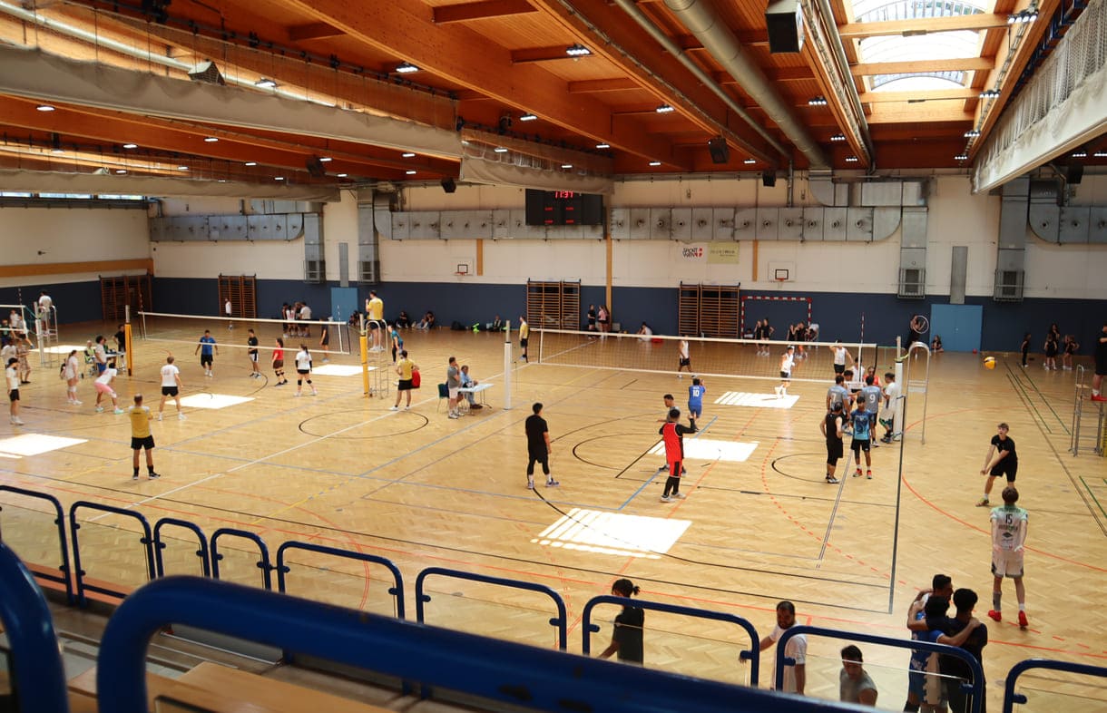 Gleichzeitig viele Volleyball-Spiele in der Halle