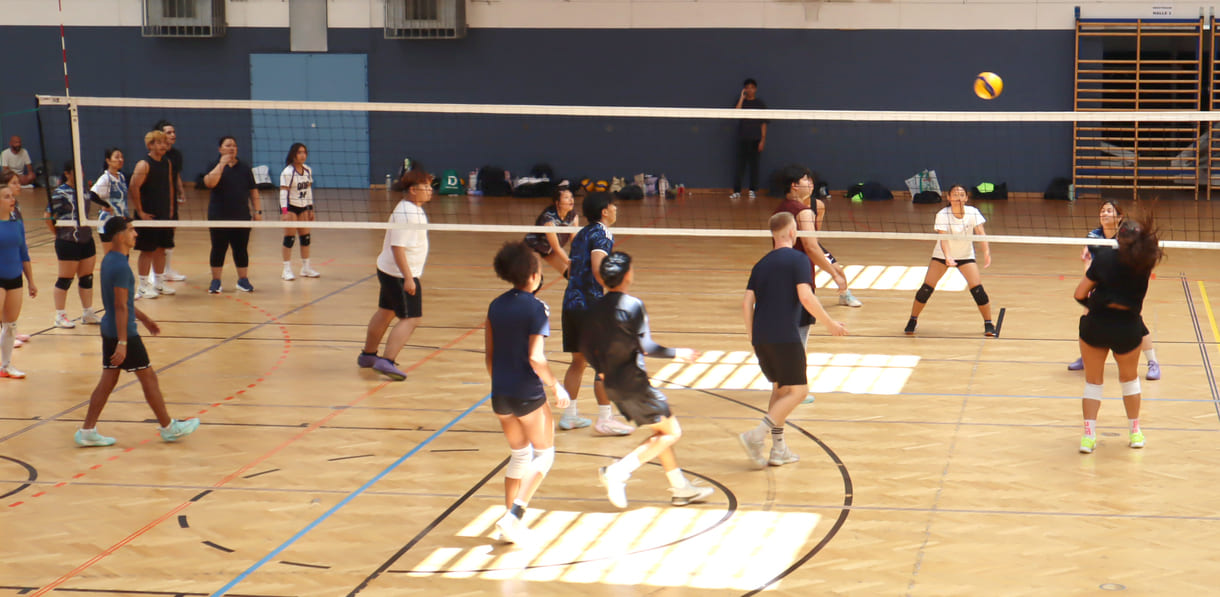 Gleichzeitig viele Volleyball-Spiele in der Halle