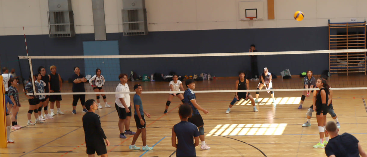 Gleichzeitig viele Volleyball-Spiele in der Halle