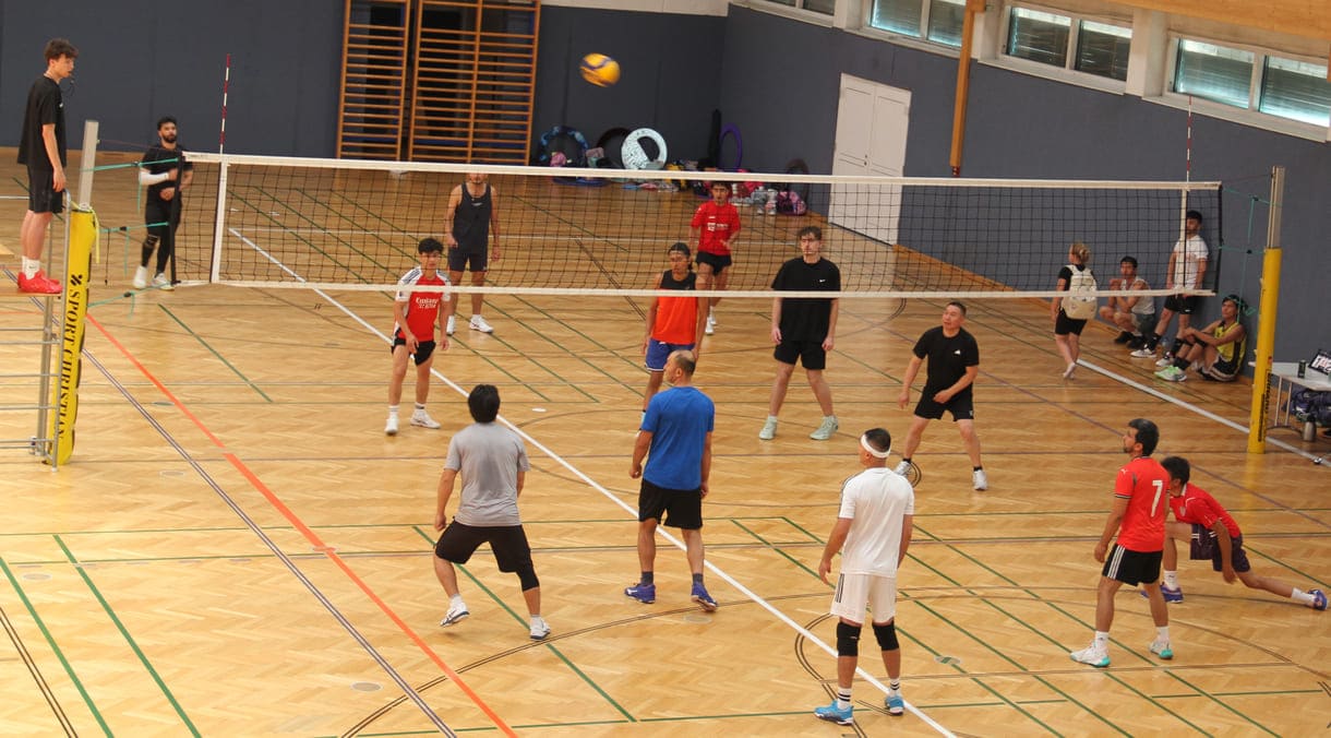 Gleichzeitig viele Volleyball-Spiele in der Halle