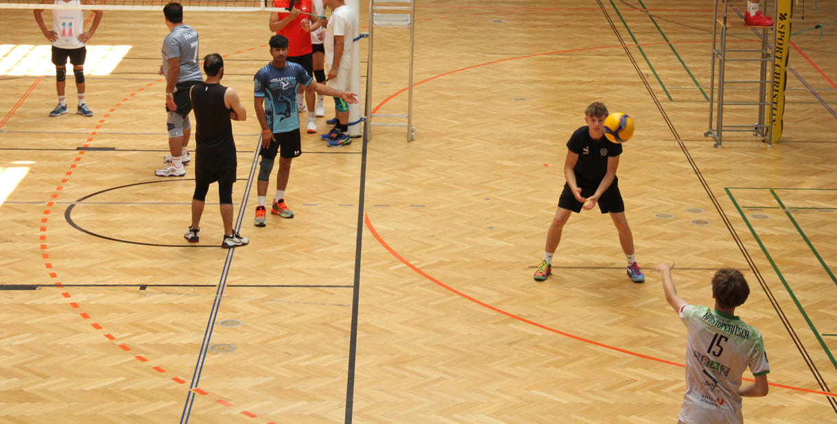 Gleichzeitig viele Volleyball-Spiele in der Halle