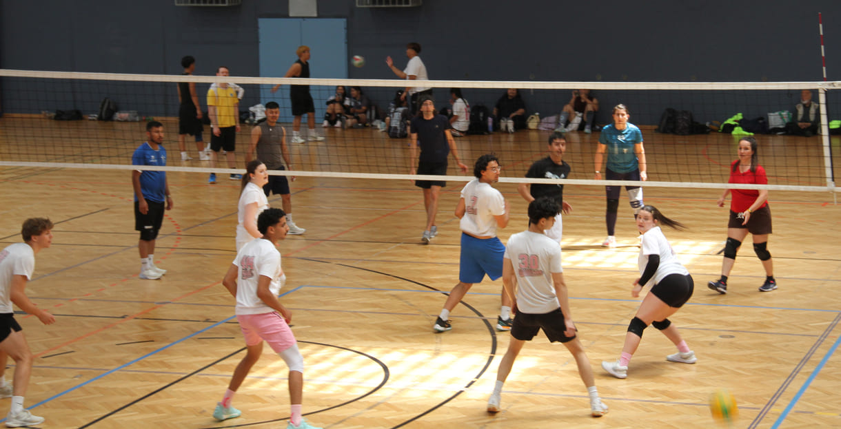 Gleichzeitig viele Volleyball-Spiele in der Halle