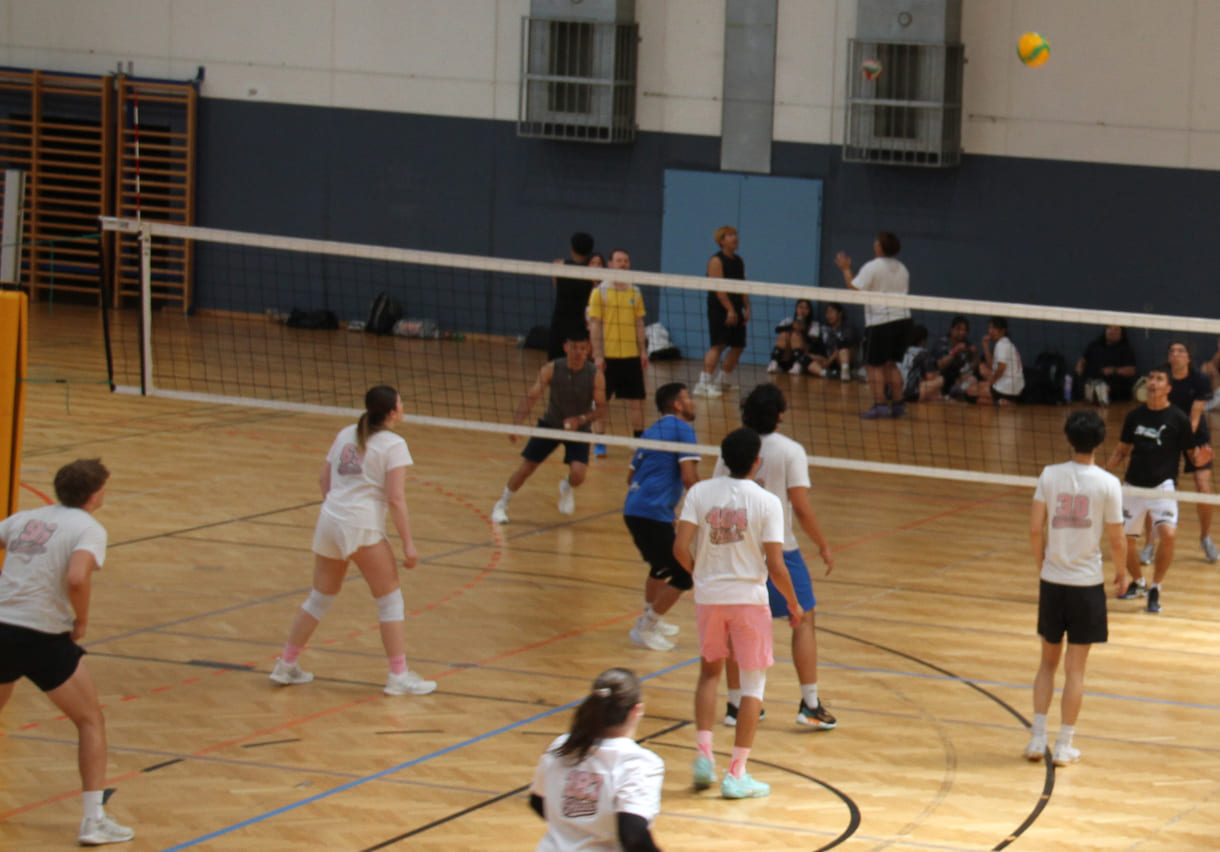 Gleichzeitig viele Volleyball-Spiele in der Halle