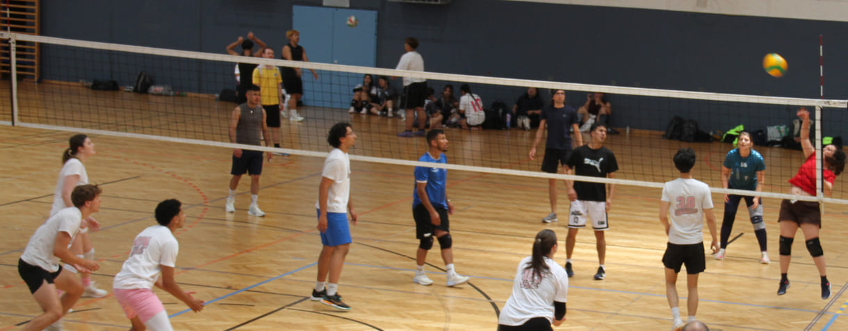 Gleichzeitig viele Volleyball-Spiele in der Halle