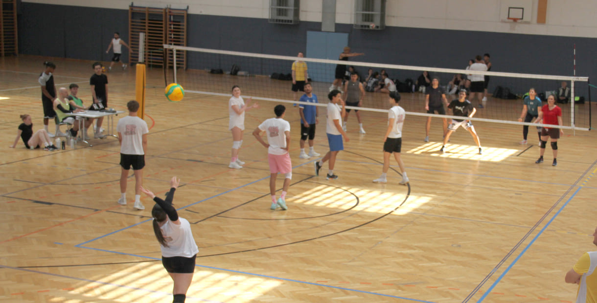 Gleichzeitig viele Volleyball-Spiele in der Halle