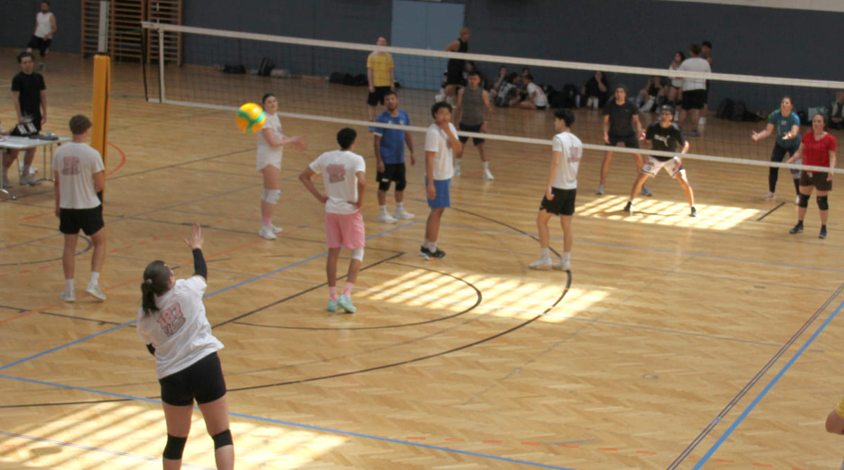 Gleichzeitig viele Volleyball-Spiele in der Halle