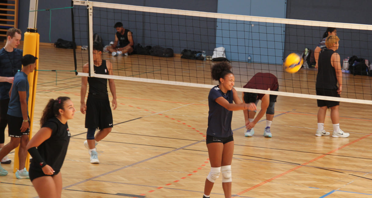 Gleichzeitig viele Volleyball-Spiele in der Halle