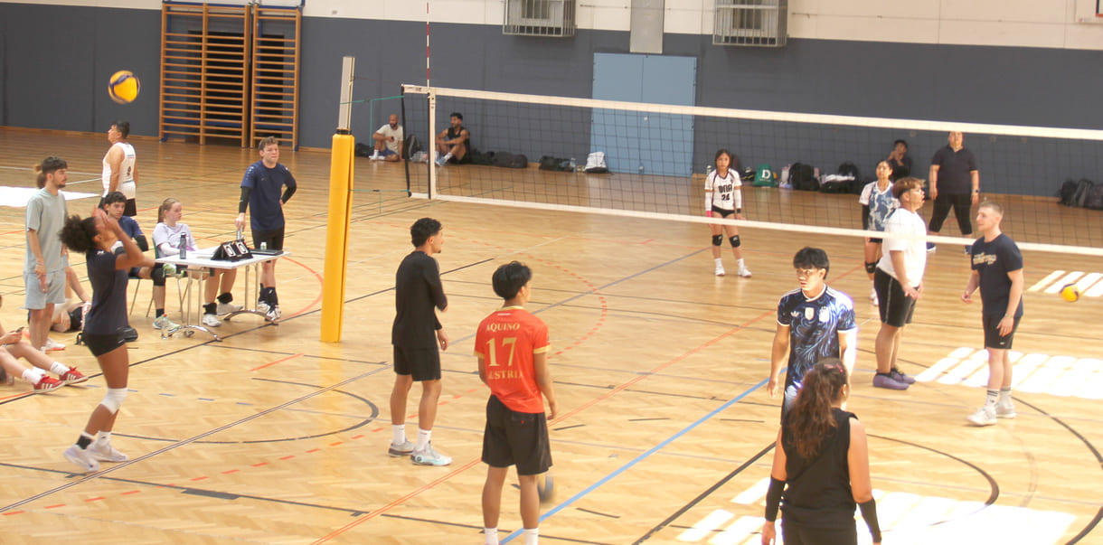 Gleichzeitig viele Volleyball-Spiele in der Halle