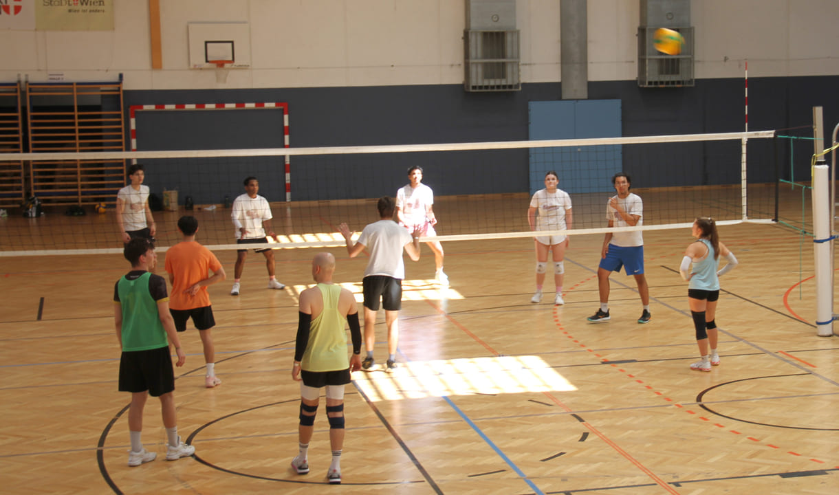 Gleichzeitig viele Volleyball-Spiele in der Halle