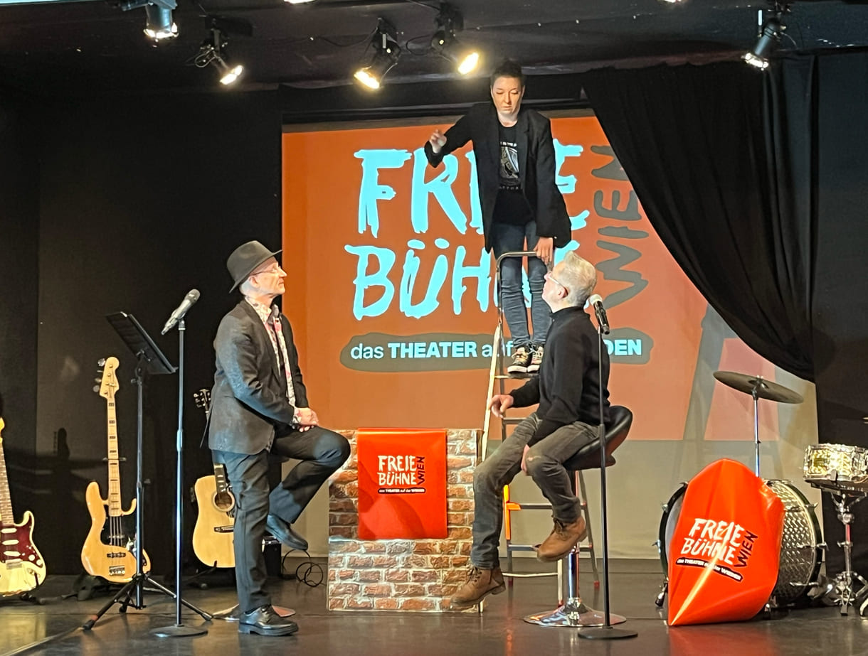 Künstlerische Assistentin erklimmt die Leiter,um den Leiter ins richtige Licht zu rücken