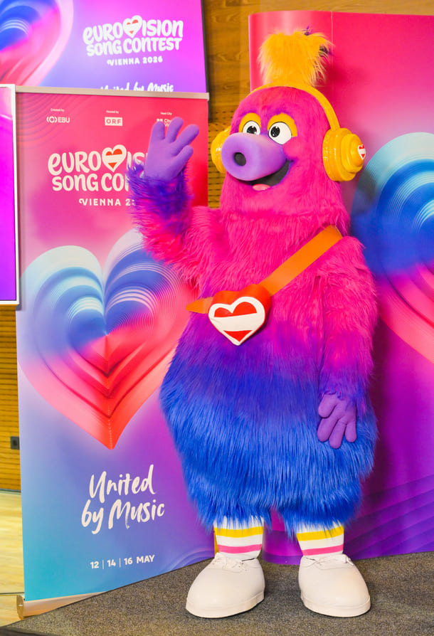 Eurovision Song Contest Maskottchen Auri in Menschlicher Lebensgröße