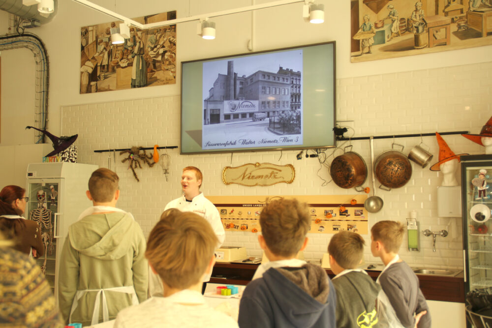 Workshop-Leiter Philipp erzählt über die Geschichte der Schwedenbomben