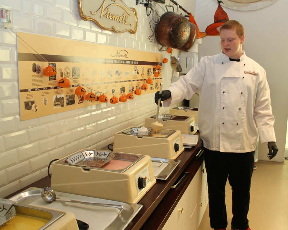 Workshop-Leiter Philipp zeigt vor, wei's gemacht wird