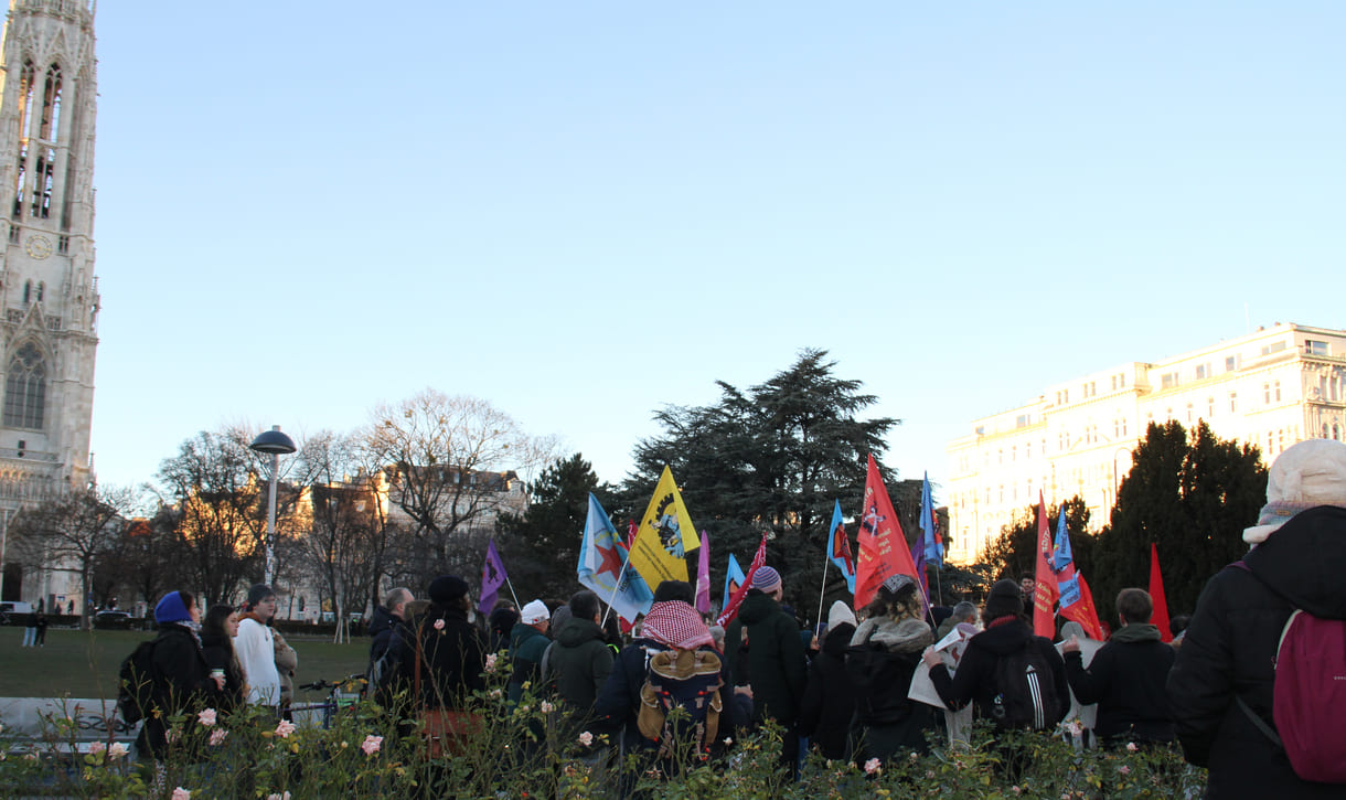 Auftaktkundgebung im Sigmund-Freud-Park, einem Teil des Parks vor der Votivkirche