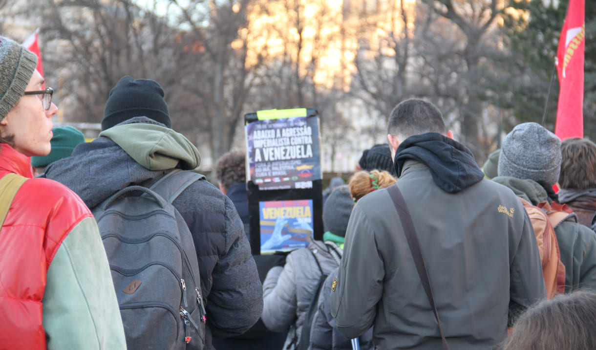 Auftaktkundgebung im Sigmund-Freud-Park, einem Teil des Parks vor der Votivkirche