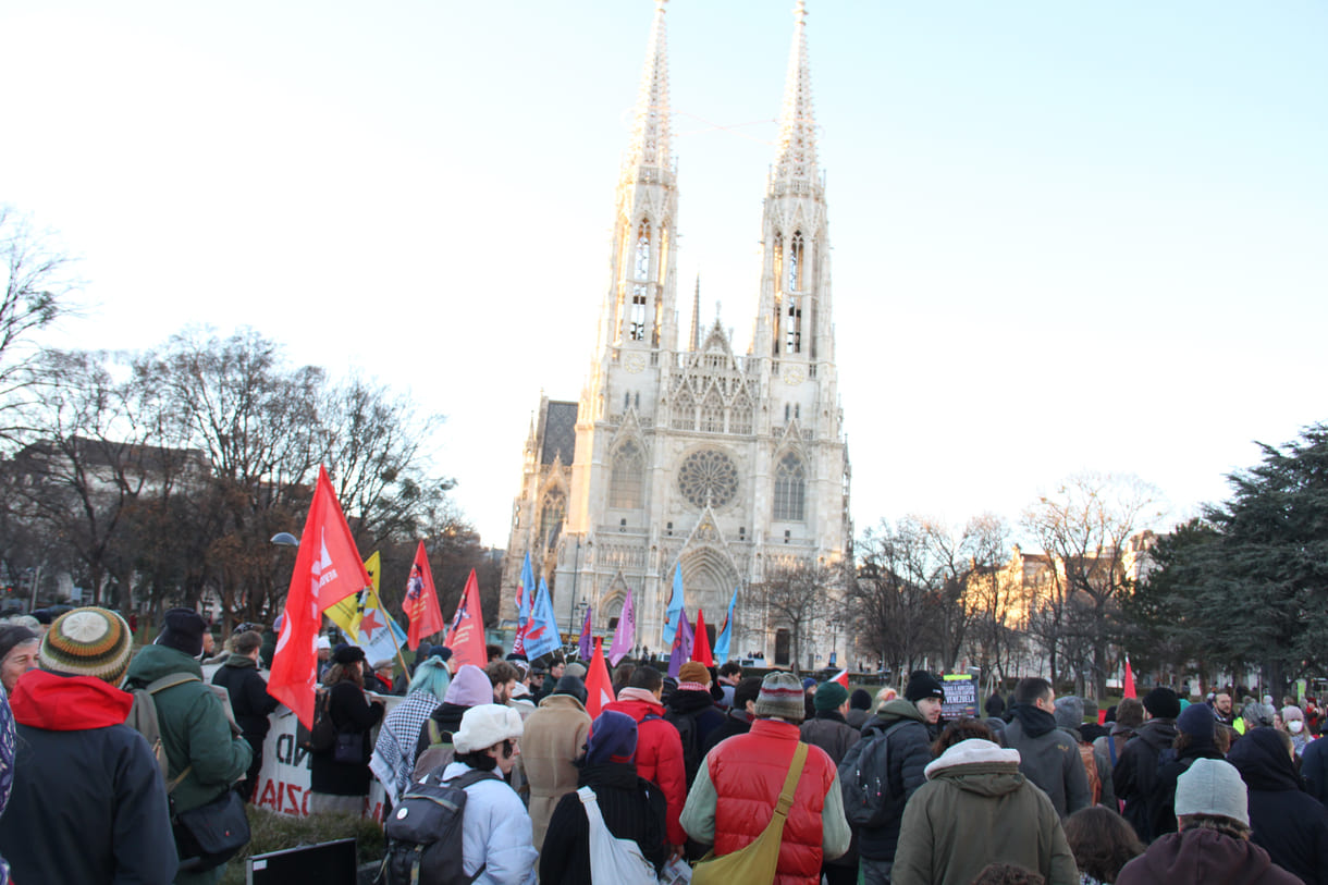 Auftaktkundgebung im Sigmund-Freud-Park, einem Teil des Parks vor der Votivkirche