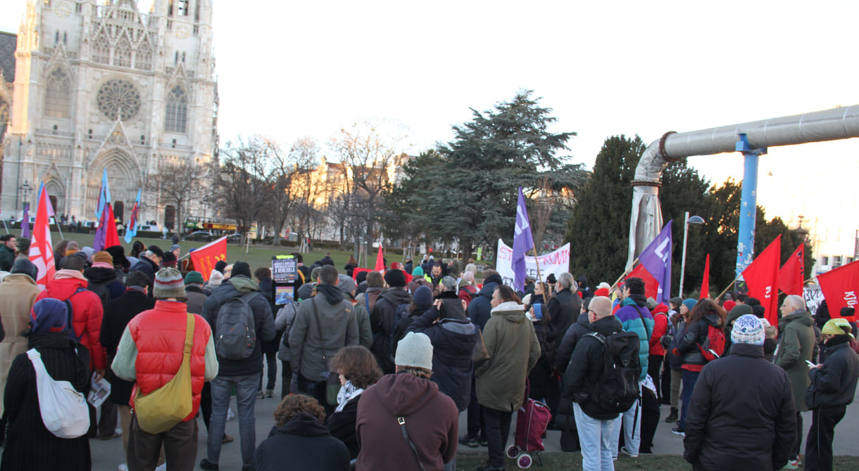 Auftaktkundgebung im Sigmund-Freud-Park, einem Teil des Parks vor der Votivkirche