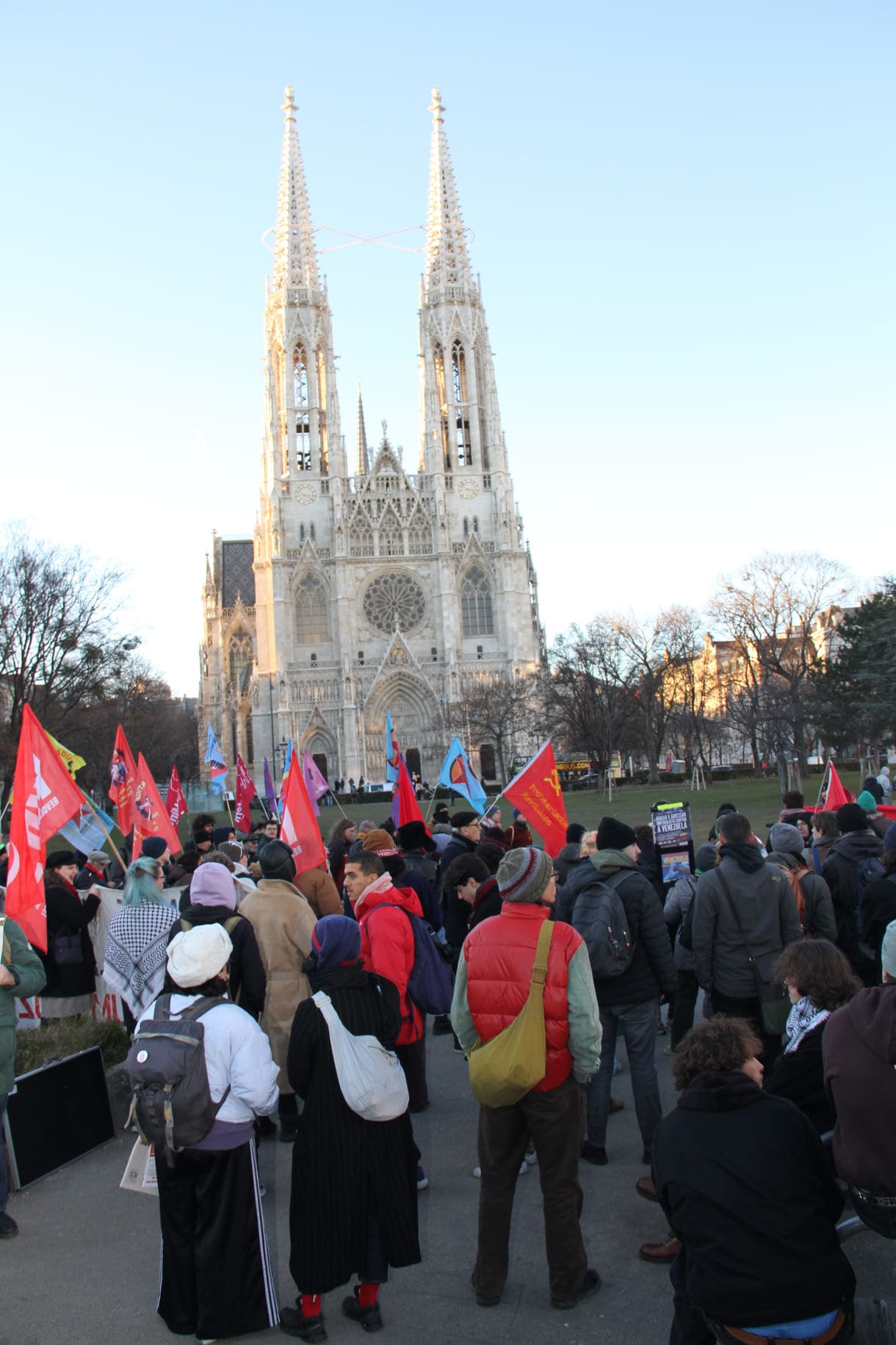 Auftaktkundgebung im Sigmund-Freud-Park, einem Teil des Parks vor der Votivkirche