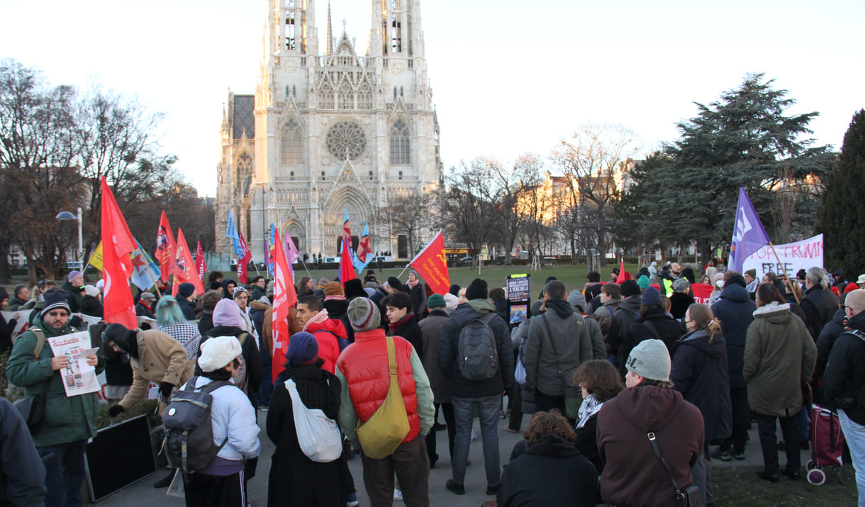 Auftaktkundgebung im Sigmund-Freud-Park, einem Teil des Parks vor der Votivkirche