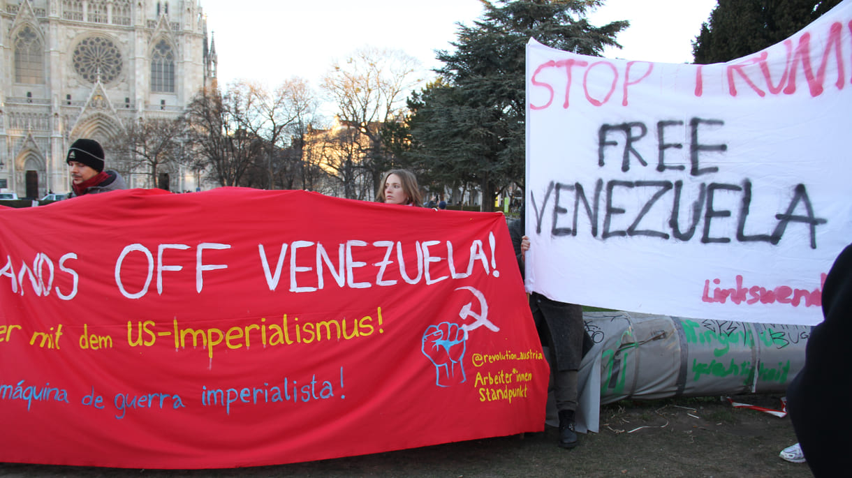 Auftaktkundgebung im Sigmund-Freud-Park, einem Teil des Parks vor der Votivkirche