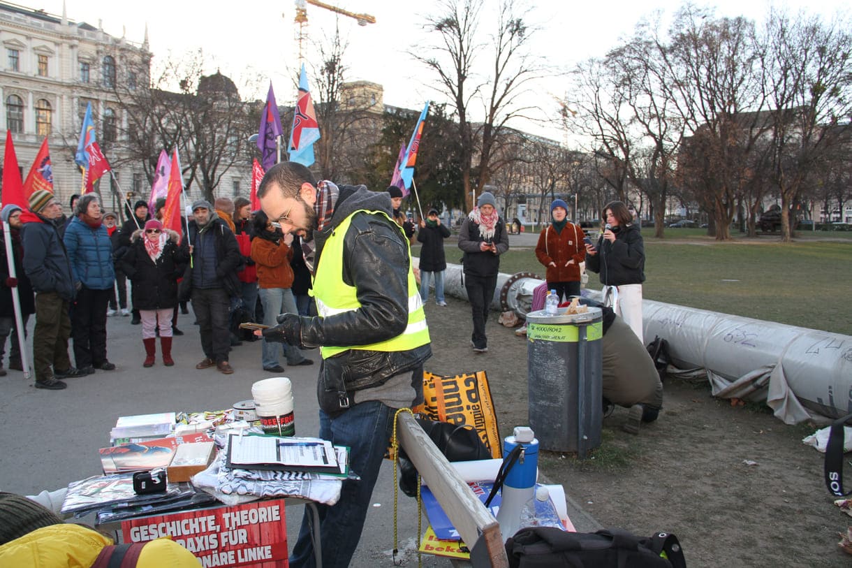 Auftaktkundgebung im Sigmund-Freud-Park, einem Teil des Parks vor der Votivkirche