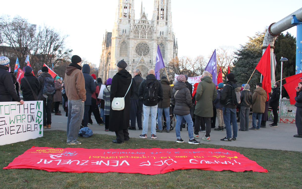 Auftaktkundgebung im Sigmund-Freud-Park, einem Teil des Parks vor der Votivkirche