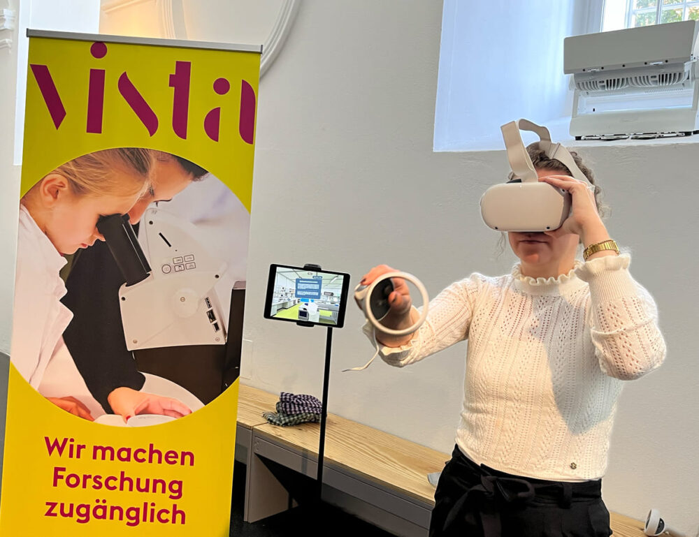 Mit VR-Brille Besuch in einem Labor, in dem mit dem Greifer auch Teile einer Maus bewegt werden können