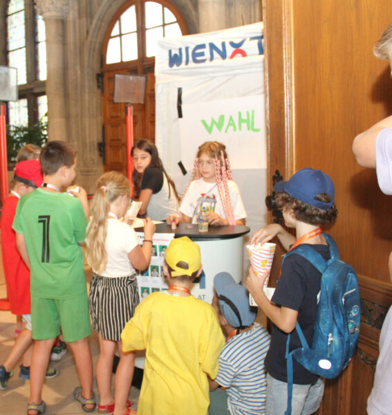 Anstehen zur Wahl am Dienstag beim Veranstaltungszentrum in der Halle - in der Kinderstadt im Wiener Rathaus