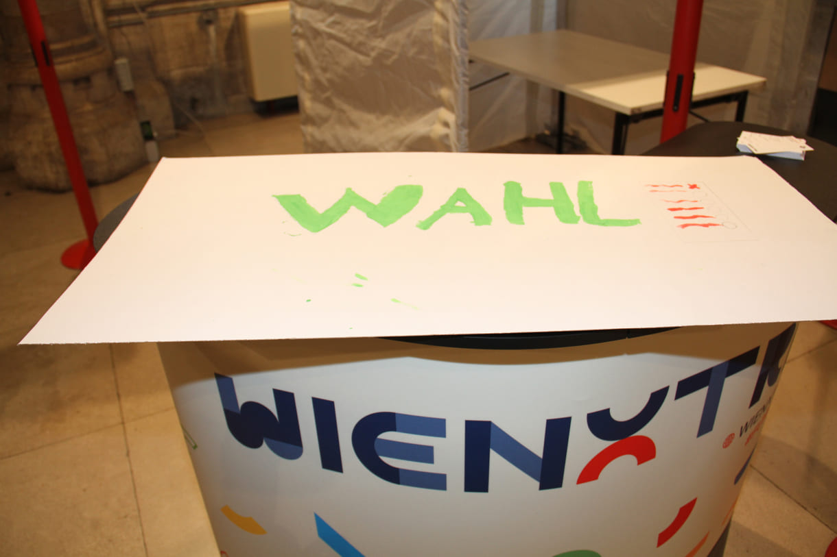 Schild zur Wahlkabine