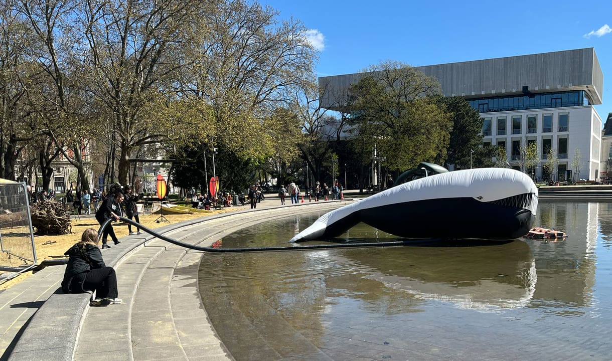 Großer Plastik-Luft-Wal auf dem Teich am Karlsplatz