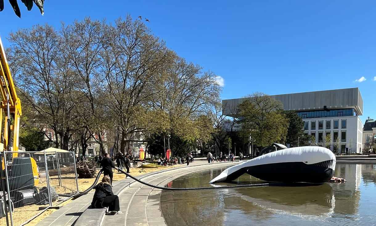 Großer Plastik-Luft-Wal auf dem Teich am Karlsplatz