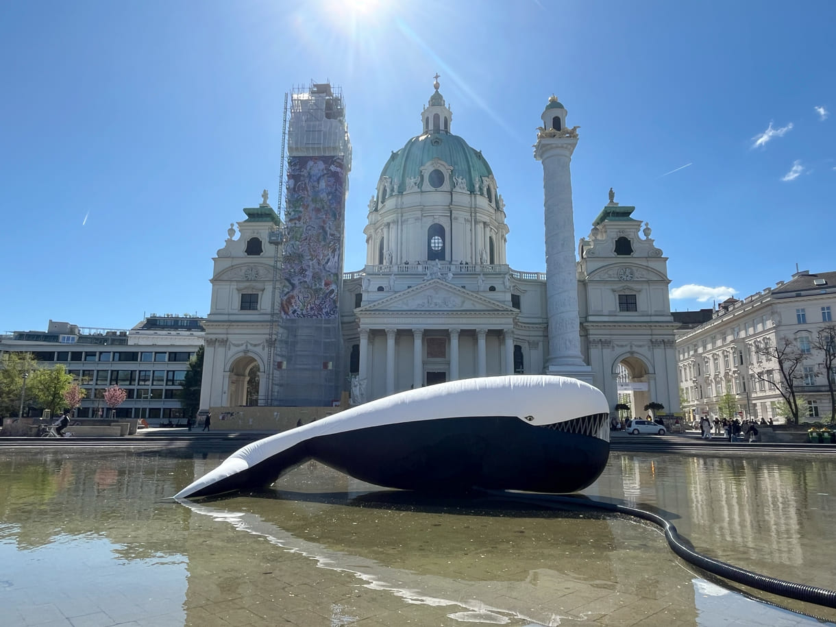 Großer Plastik-Luft-Wal auf dem Teich am Karlsplatz