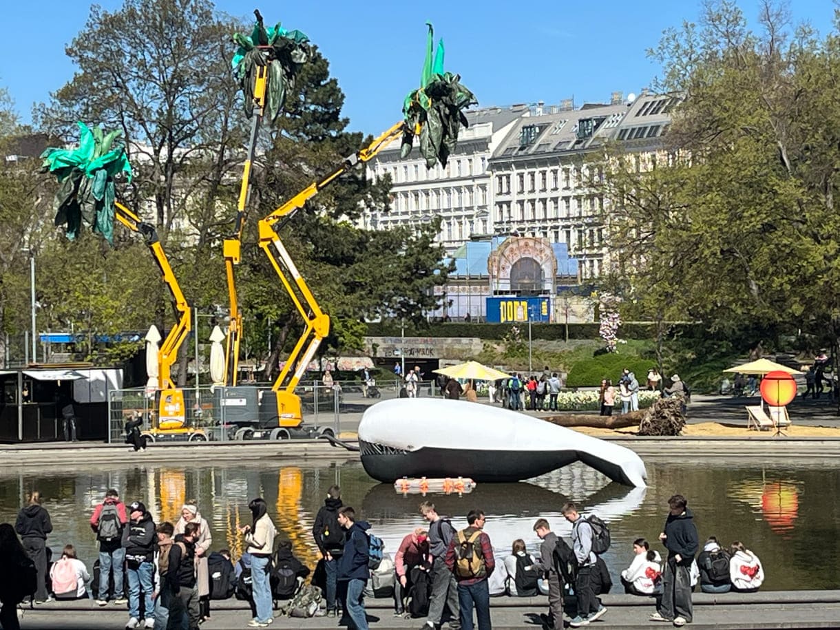 Großer Plastik-Luft-Wal auf dem Teich am Karlsplatz