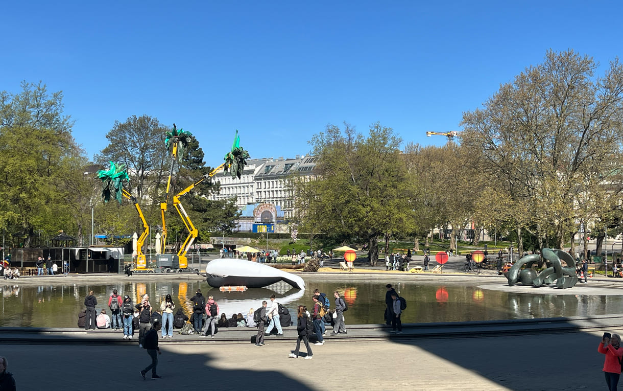 Großer Plastik-Luft-Wal auf dem Teich am Karlsplatz