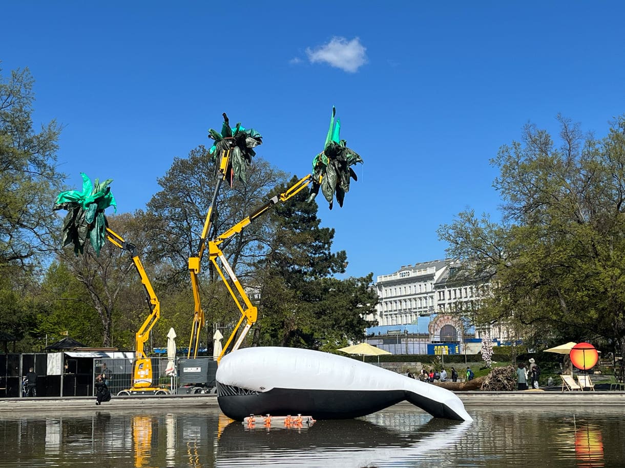 Großer Plastik-Luft-Wal auf dem Teich am Karlsplatz