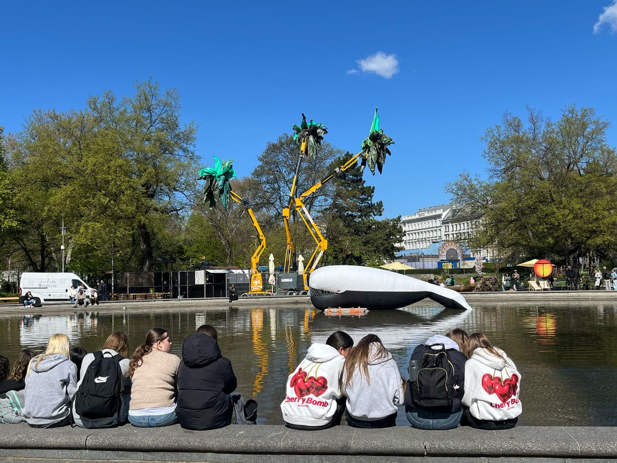 Großer Plastik-Luft-Wal auf dem Teich am Karlsplatz