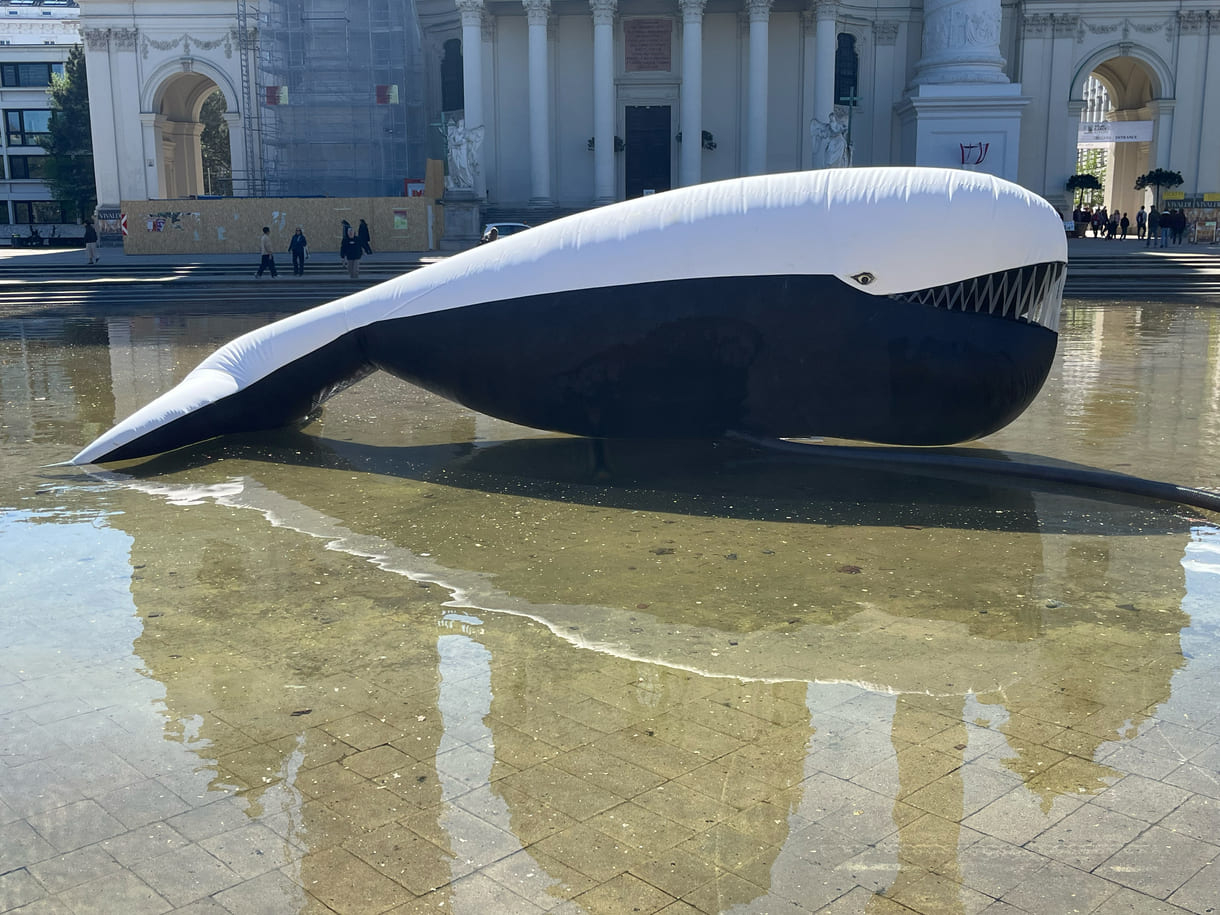 Großer Plastik-Luft-Wal auf dem Teich am Karlsplatz