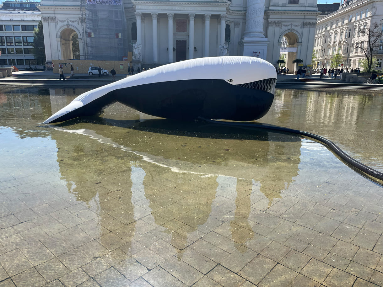 Großer Plastik-Luft-Wal auf dem Teich am Karlsplatz