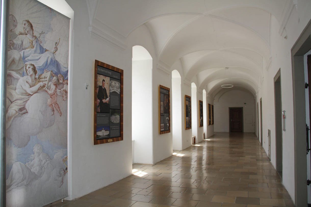 Wandbilder im abgesperrten obersten Stock des Stifts