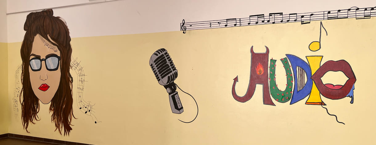 Wandgemälde weist auf den Audio-Zweig der Schule hin