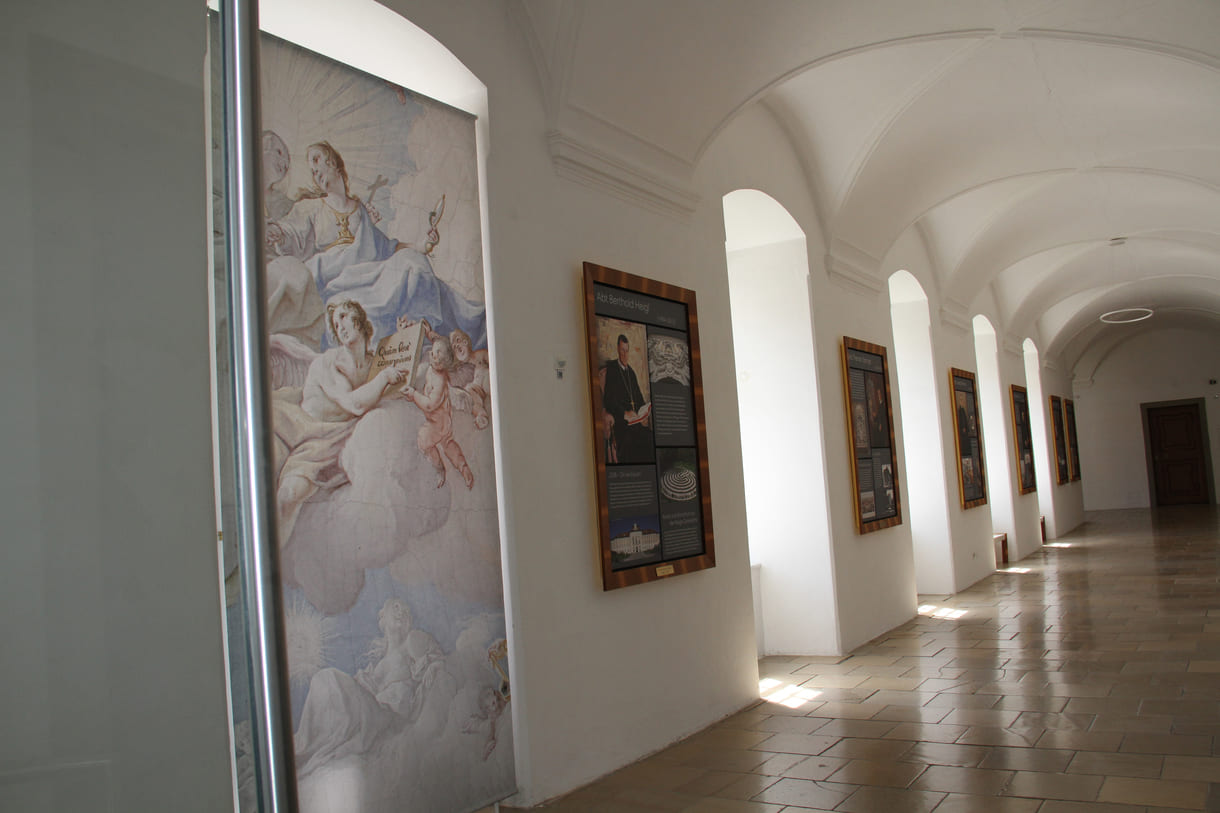 Wandbilder im abgesperrten obersten Stock des Stifts