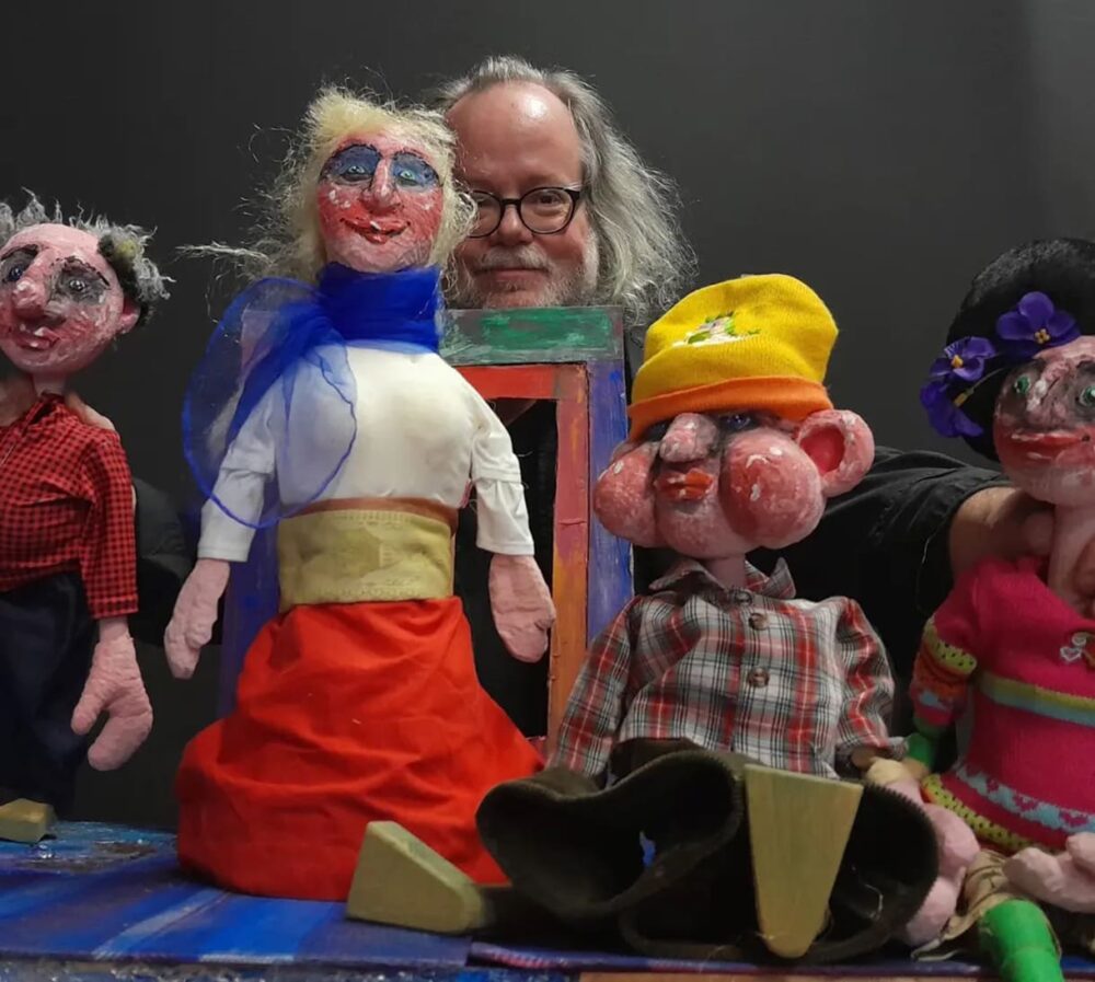 Puppenspieler und Theater-Prinzipal Sven Stäcker mit Figuren aus dem Stück 