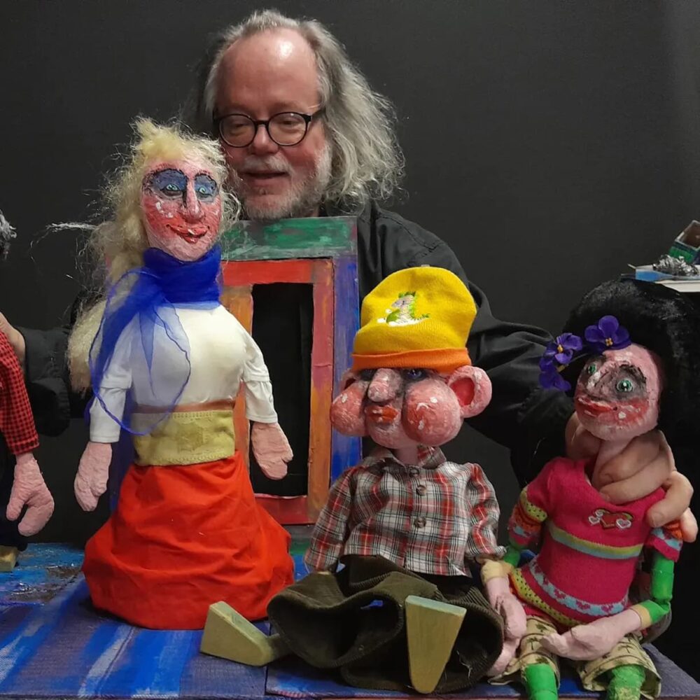 Puppenspieler und Theater-Prinzipal Sven Stäcker mit Figuren aus dem Stück 