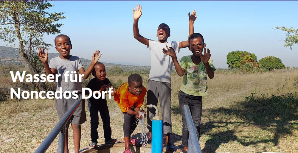 Kinder an einer neu verlegten Wasserleitung in Eswatini (südliches Afrika)