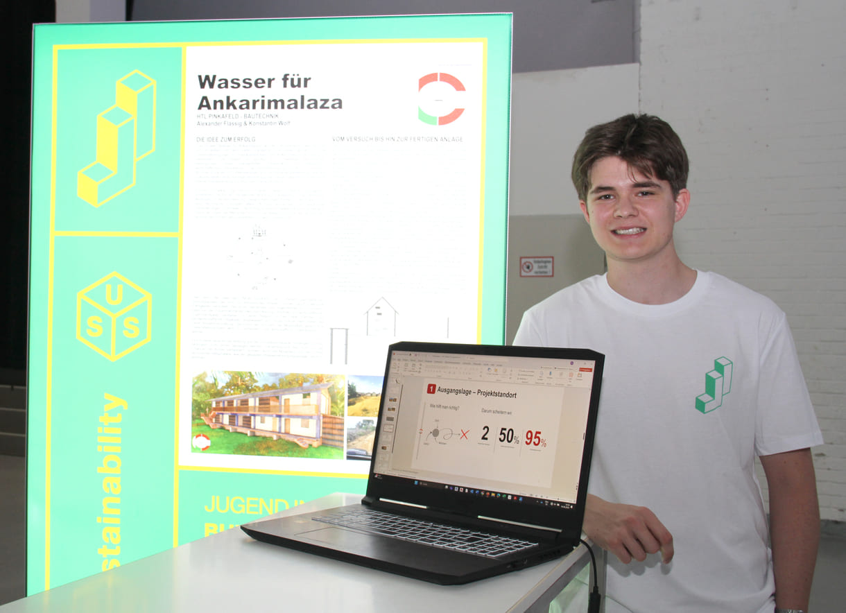 Konstantin Wolf erläutert das Projekt „Wasser für Ankarimalaza