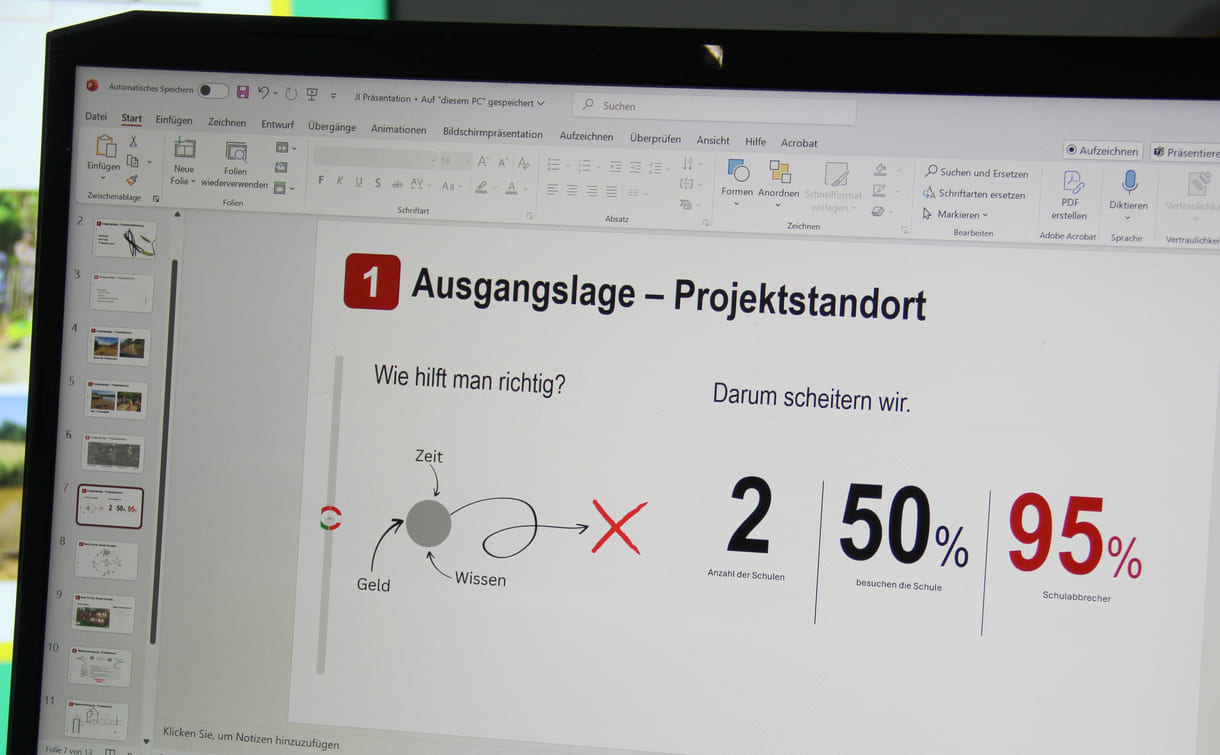 Konstantin Wolf erläutert das Projekt „Wasser für Ankarimalaza