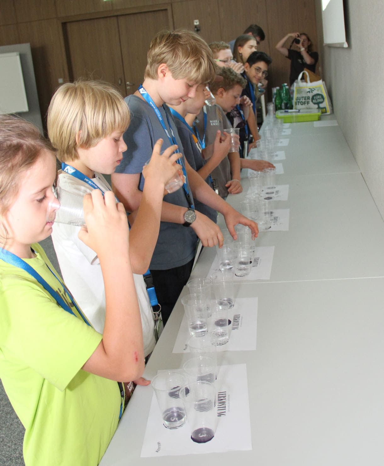 (Mineral-)Wasser-Tester:innen bei ihrer Tätigkeit