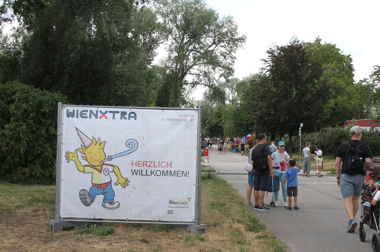 Links und rechts vom Weg findest du viele unterschiedliche Aktivitäts-Stände