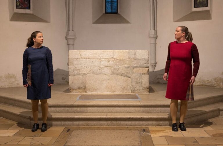 Szenenfoto aus "weiter leben - eine Jugend", zwei Frauen in der Ruprechtskirche